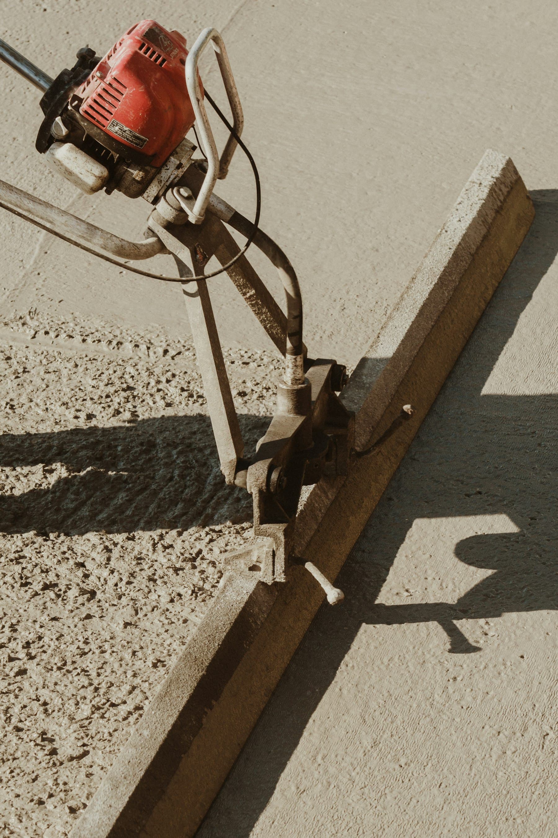 Beton zemin üzerinde çalışan makine